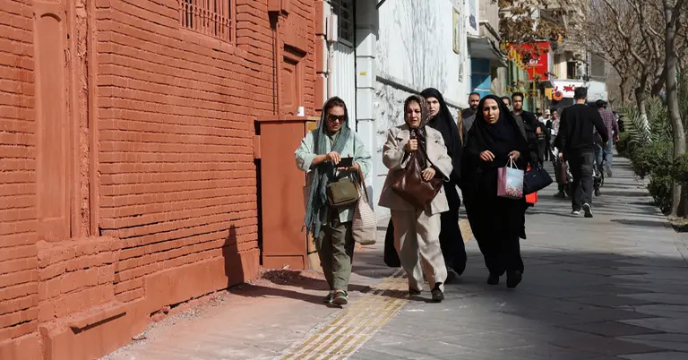 তেহরানে বিস্ফোরণের পর মানুষ আশ্রয়ের জন্য দৌড়াচ্ছে